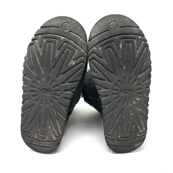 UGG Women's Size 6 Genuine Sheepskin Bailey Button II Boot Round Toe Black *READ - Picture 4 of 6